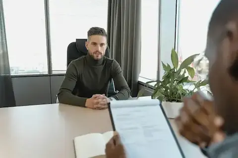 Tânăr la interviu de angajare la o companie