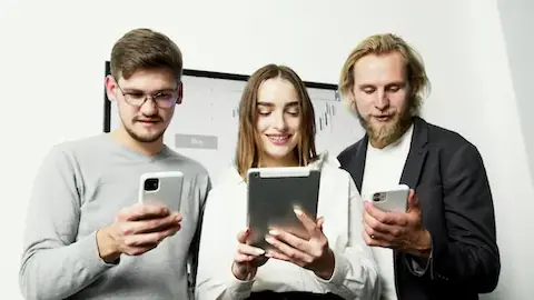 Trei tineri se abonează la Smarval Jurnal